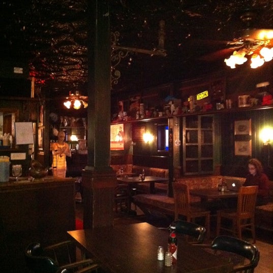 รูปภาพถ่ายที่ The Dog &amp; Duck Pub โดย Sally C. เมื่อ 2/8/2011