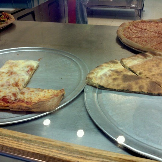 รูปภาพถ่ายที่ Arte Pizzeria โดย Ben M. เมื่อ 7/26/2012
