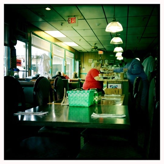 Foto diambil di The Scotia Diner oleh Thomas S. pada 3/1/2012