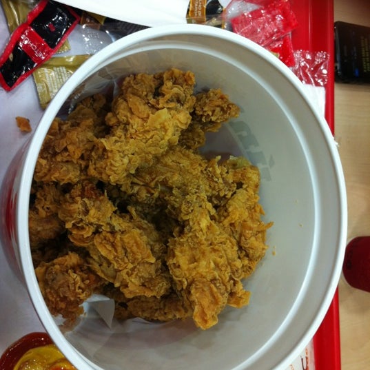 4/26/2012에 Gilcy H.님이 KFC에서 찍은 사진