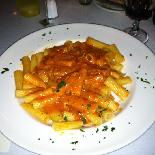 Снимок сделан в Presto&#39;s Italian Restaurant пользователем Dv J. 3/15/2012