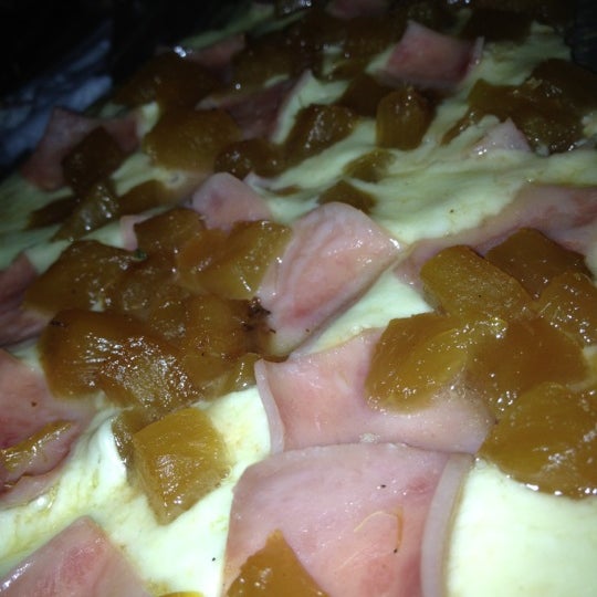 รูปภาพถ่ายที่ Salvator&#39;s Pizza โดย Mazal B. เมื่อ 6/19/2012