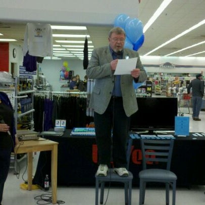 Photo taken at Hy-Vee by Brian L. on 1/27/2012