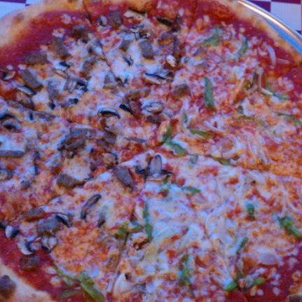 Снимок сделан в Bambino&#39;s East Coast Pizzeria пользователем Jen L. 10/23/2011
