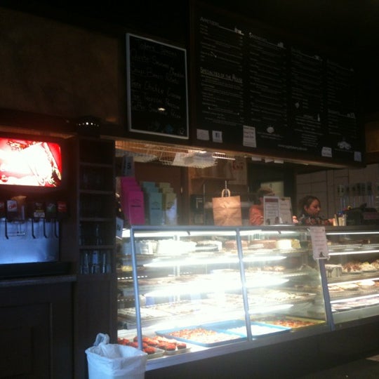 Foto tirada no(a) Sugarbakers Cafe &amp; Bakery por Derek H. em 10/27/2011