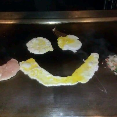 6/27/2012 tarihinde Edgar L.ziyaretçi tarafından Sumo Japanese Steakhouse'de çekilen fotoğraf
