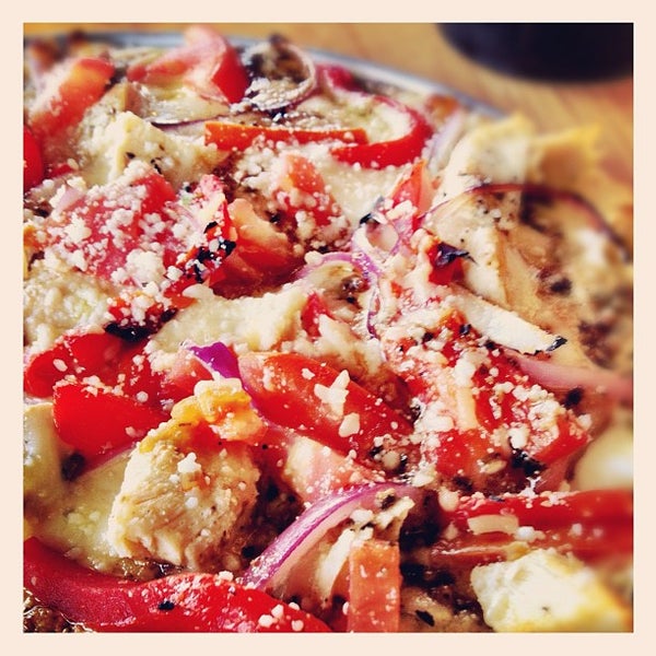 รูปภาพถ่ายที่ Gusto Pizza Co. โดย Sarah C. เมื่อ 3/9/2012