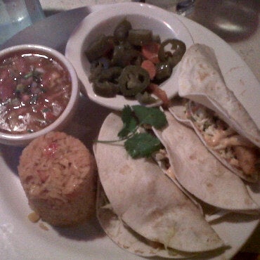 Das Foto wurde bei La Parrilla Mexican Restaurant von wanda a. am 5/21/2011 aufgenommen