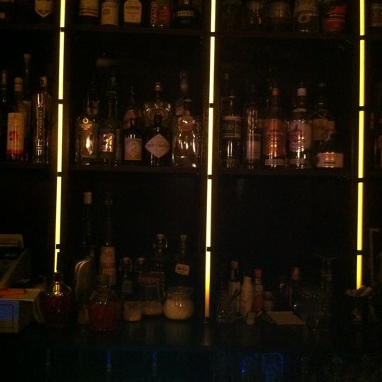รูปภาพถ่ายที่ Old Fashioned Cocktail &amp; Absinthe Bar โดย Thomas D. เมื่อ 5/31/2012