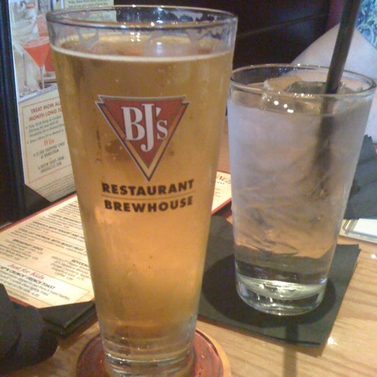 Photo taken at BJ&#39;s Restaurant &amp; Brewhouse by B. Rod on 5/28/2011