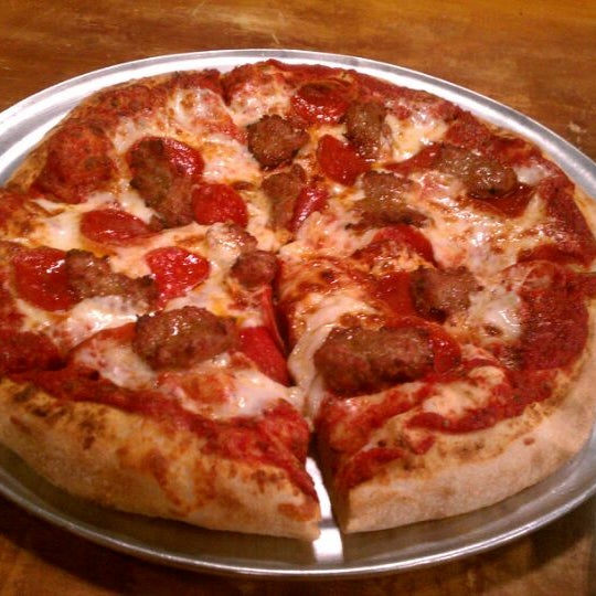 Foto tirada no(a) Big Guy&#39;s Pizza, Pasta and Sports Bar por Arturo C. em 3/18/2012