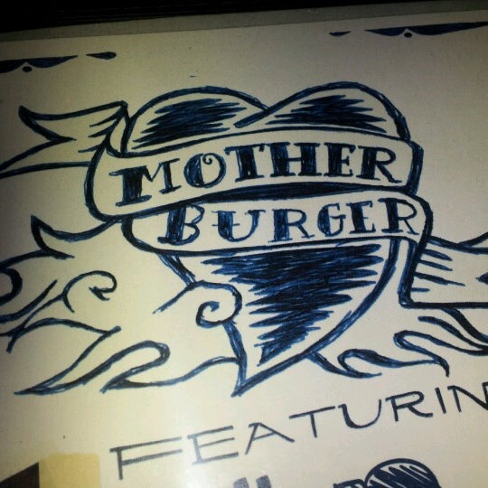 8/29/2012 tarihinde Mayra A.ziyaretçi tarafından Mother Burger'de çekilen fotoğraf