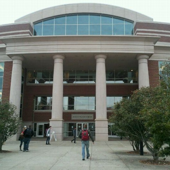 10/27/2011 tarihinde Erica R.ziyaretçi tarafından James E. Walker Library (LIB)'de çekilen fotoğraf
