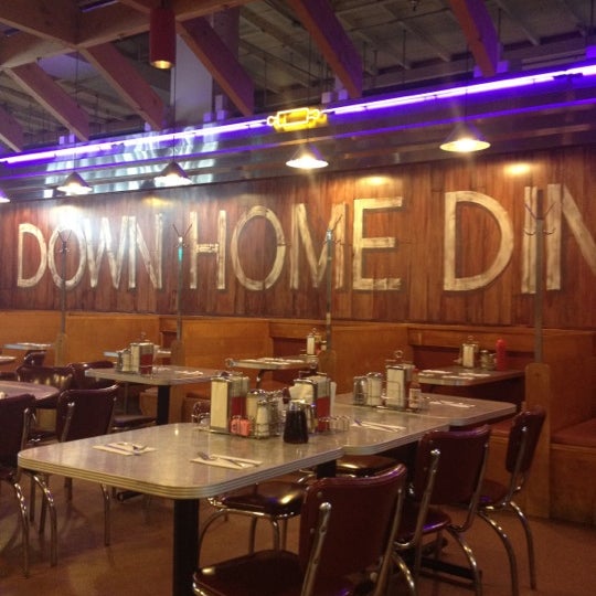 Снимок сделан в Down Home Diner пользователем SHOE B. 5/14/2012