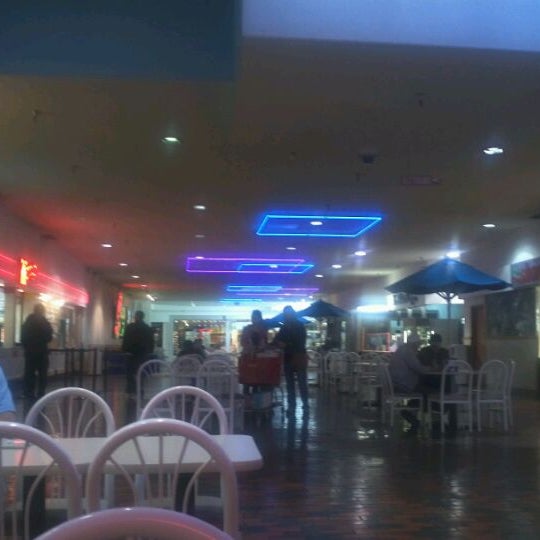 รูปภาพถ่ายที่ Bassett Place Mall โดย Victor A. เมื่อ 1/26/2012