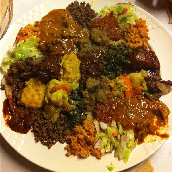 Das Foto wurde bei Messob Ethiopian Restaurant von Tara 🐒 C. am 10/23/2011 aufgenommen