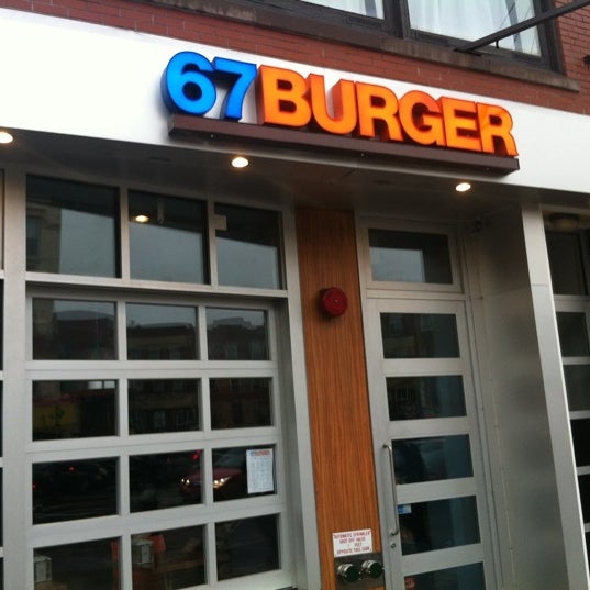 1/28/2012 tarihinde David W.ziyaretçi tarafından 67 Burger'de çekilen fotoğraf