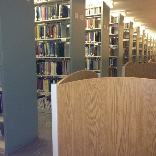 รูปภาพถ่ายที่ Harry A. Sprague Library โดย Brittany P. เมื่อ 1/26/2012