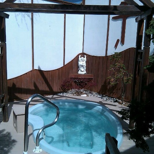 Photo taken at Oasis Hot Tub Gardens by Jarrod A. on 4/4/2012