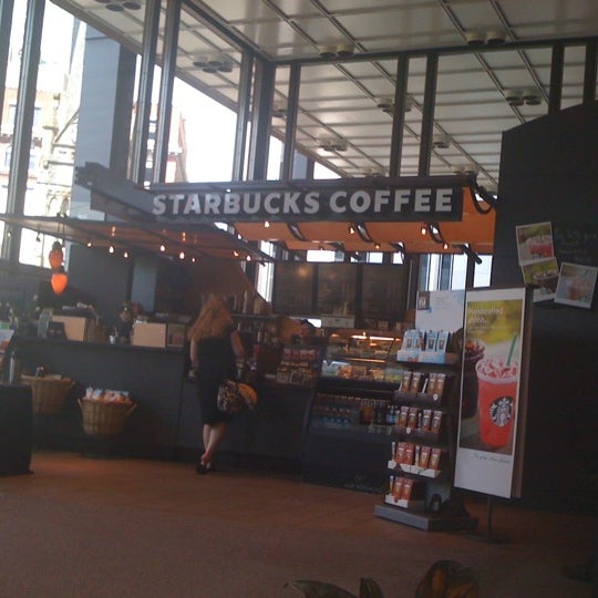 Снимок сделан в Starbucks пользователем Mary S. 8/18/2011