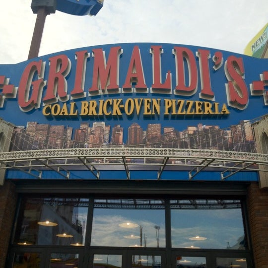 รูปภาพถ่ายที่ Grimaldi&#39;s Coal Brick-Oven Pizza โดย Jon-Erik J. เมื่อ 8/25/2012