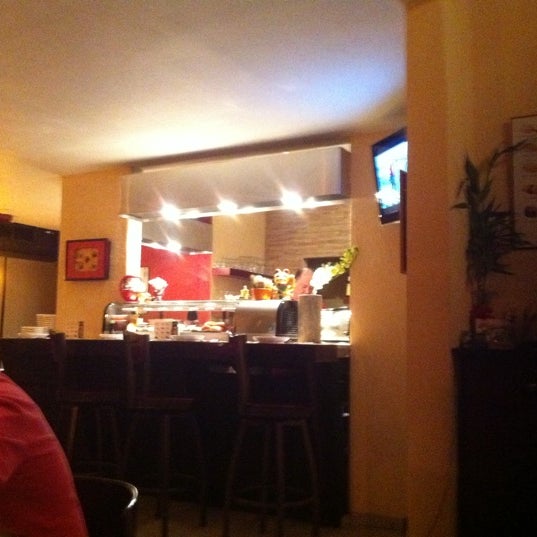 Photo prise au Nigiri Sushi Bar &amp; Restaurant par Ron P. le5/25/2012