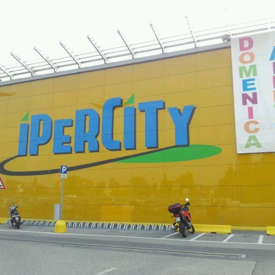 Foto tomada en Centro Commerciale Ipercity  por Alessandra el 9/12/2012