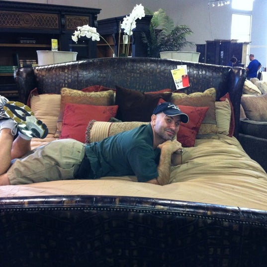 Foto scattata a The Dump Furniture Outlet da David D. il 5/27/2012
