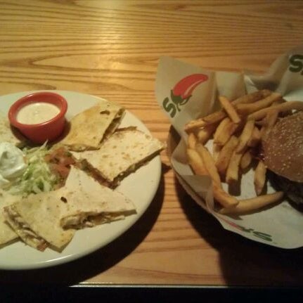 Photo taken at Chili&#39;s Grill &amp; Bar by Curtiss E. on 1/29/2012
