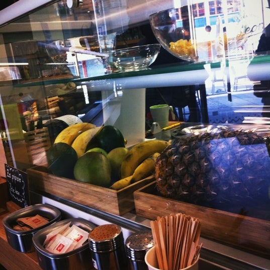 รูปภาพถ่ายที่ Leon Snack &amp; Coffee Shop โดย Urska R. เมื่อ 4/20/2012