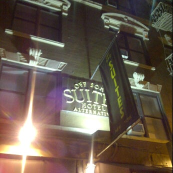 Photo taken at Off SOHO Suites by ∫∞π∞ ₰คร๓ѯѯท ∞π∞∫ ™. on 5/30/2012