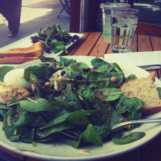 6/10/2012 tarihinde Chelsea Q.ziyaretçi tarafından Sprout Cafe'de çekilen fotoğraf