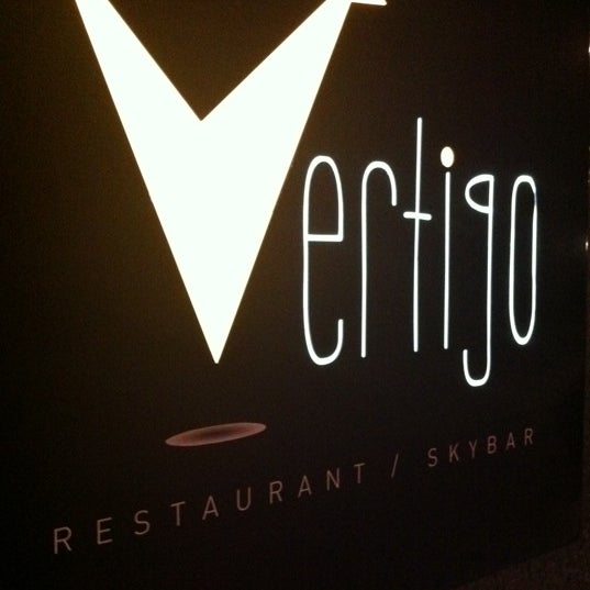 Foto scattata a Vertigo Restaurant - Sky Bar da Yan A. il 12/1/2011
