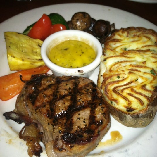 Foto diambil di The Keg Steakhouse + Bar - Chandler oleh J W. pada 1/5/2012