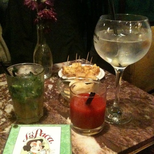 3/24/2012 tarihinde Rocio C.ziyaretçi tarafından La Paca Café Bar'de çekilen fotoğraf
