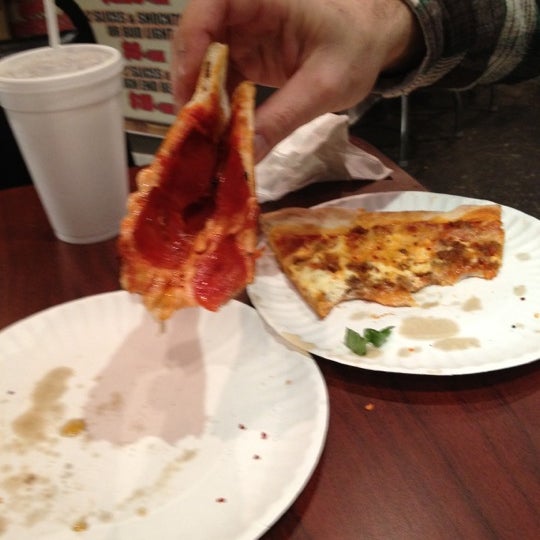 Foto scattata a Brooklyn Boyz Pizza da Dear O. il 11/27/2011