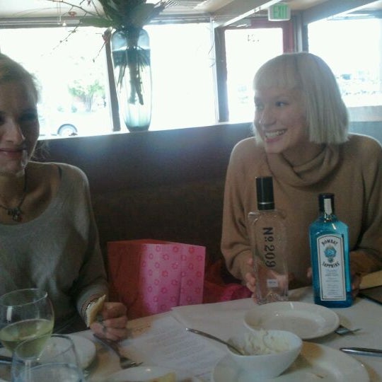 รูปภาพถ่ายที่ Aristo&#39;s Greek Restaurant โดย Susen S. เมื่อ 4/17/2012