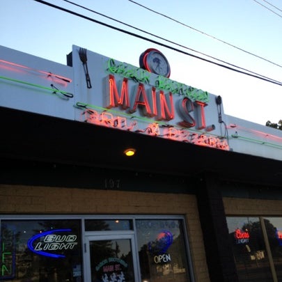 Foto scattata a Gabor Brothers Main St. Grill &amp; Pizzeria da Cindy S. il 8/24/2012
