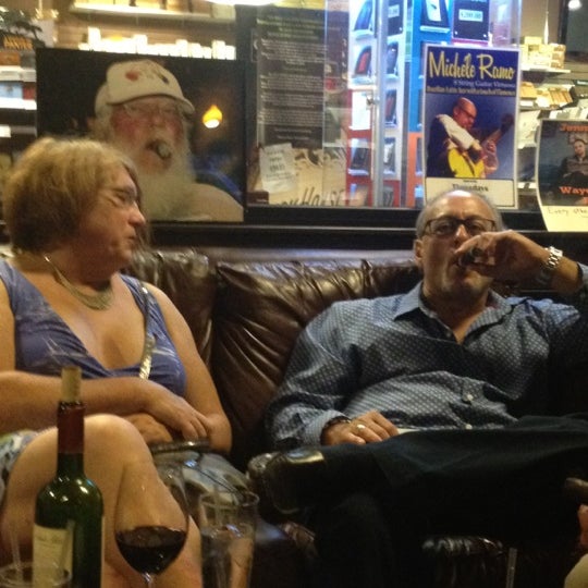 8/24/2012 tarihinde Robert K.ziyaretçi tarafından Jenuwine Cigar Lounge'de çekilen fotoğraf