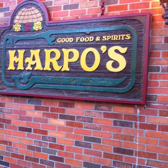 Снимок сделан в Harpo&#39;s Bar &amp; Grill пользователем Kelly B. 10/1/2011
