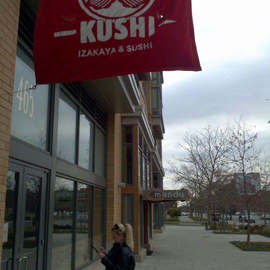 รูปภาพถ่ายที่ Kushi Izakaya &amp; Sushi โดย DC Trendsetter B. เมื่อ 12/17/2011