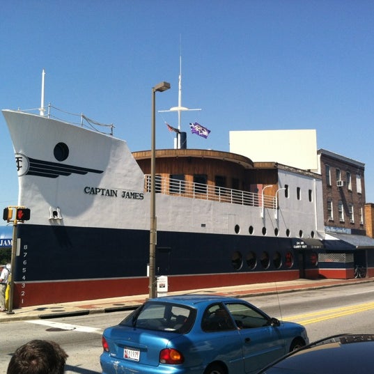 6/24/2012 tarihinde JR R.ziyaretçi tarafından Captain James Landing - Restaurant and Crab House'de çekilen fotoğraf