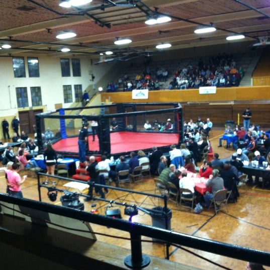 4/15/2012 tarihinde Roberto C.ziyaretçi tarafından Laramie Plains Civic Center'de çekilen fotoğraf