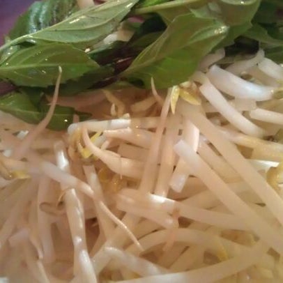 รูปภาพถ่ายที่ Pho Van Vietnamese Cuisine โดย Jeff D. เมื่อ 1/5/2012