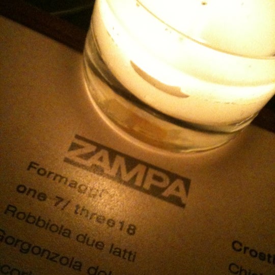 รูปภาพถ่ายที่ Zampa โดย jon a. เมื่อ 3/23/2012
