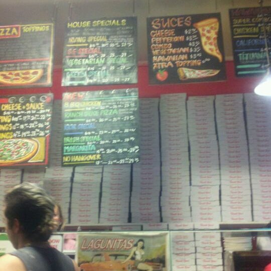 รูปภาพถ่ายที่ Irving Street Pizza โดย Chris J. เมื่อ 9/30/2011