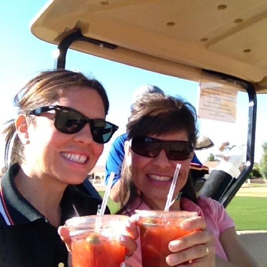 รูปภาพถ่ายที่ The Legend at Arrowhead Golf Club โดย Tabby R. เมื่อ 1/7/2012