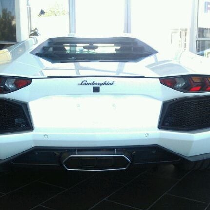 Das Foto wurde bei Lamborghini Chicago von Calvin H. am 9/7/2011 aufgenommen
