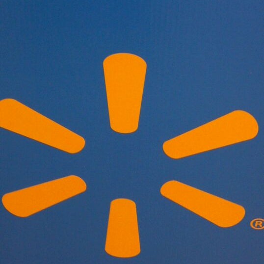 次での写真：Walmart Supercenter Newport Newsの大型店