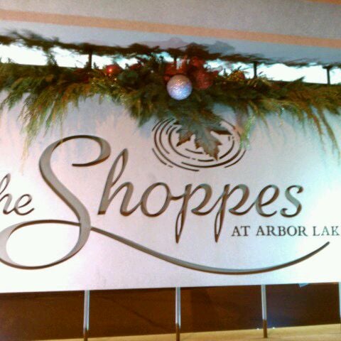 Foto tirada no(a) The Shoppes at Arbor Lakes por Kerry P. em 12/13/2011